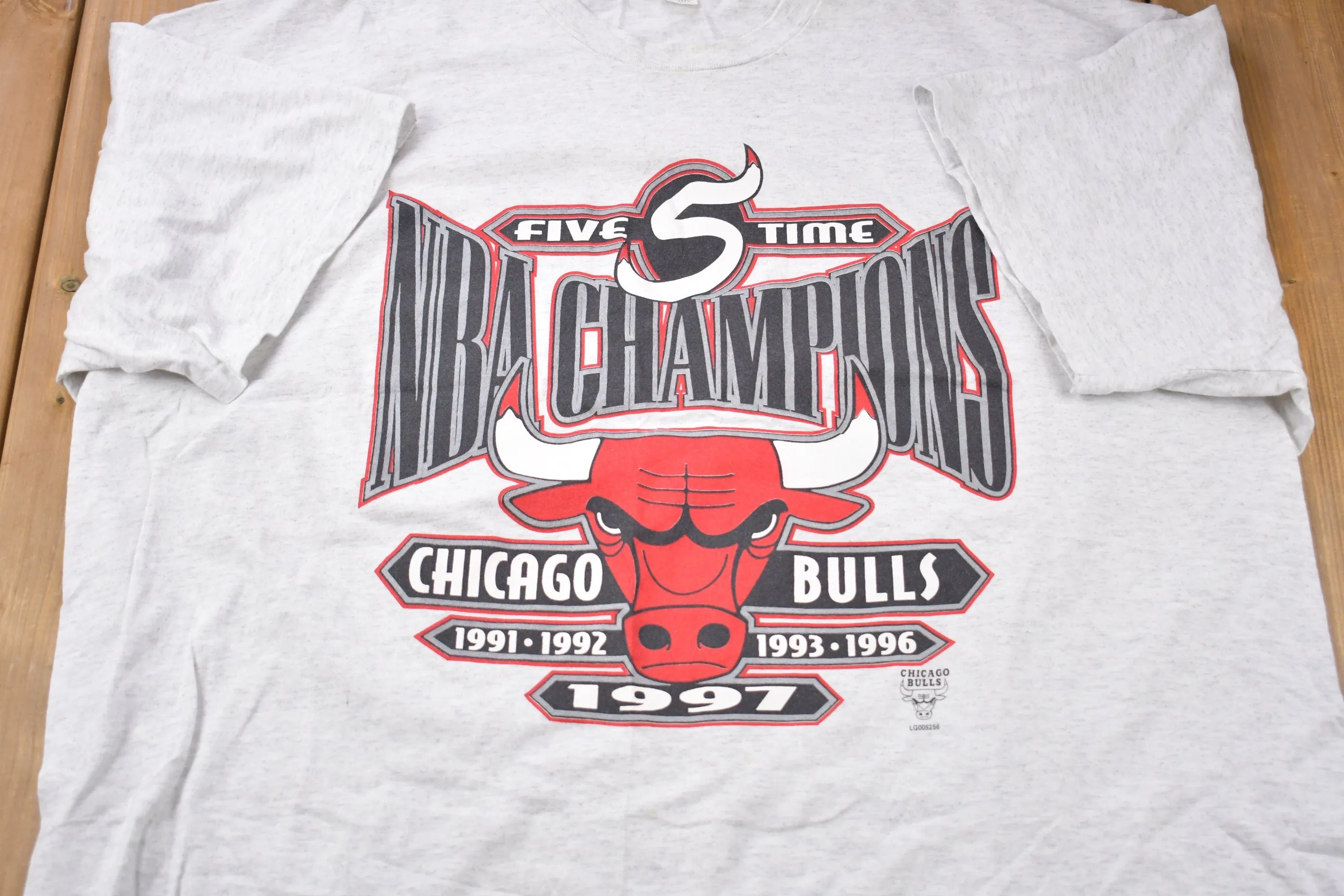 Vintage 1997 Chicago Bulls 5 Time Champions Logo Athletic Made In USA Graphic T-Shirt / Streetwear / Retro Style / Single Stitch / 90s Bulls